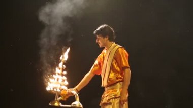 Hindu rahip ateşle gerçekleştirme