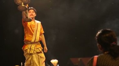 Hindu rahip ateşle gerçekleştirme