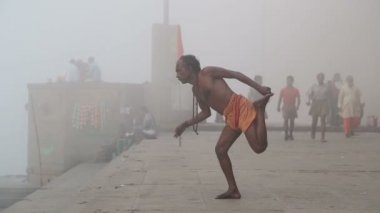 Yoga yapan adam.
