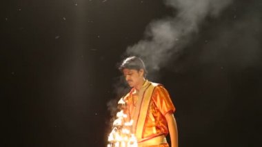 Hindu rahip ateşle gerçekleştirme