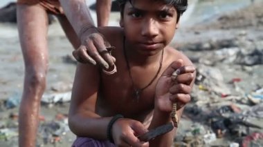 çocuklar kirli kıyıya Ganj Nehri