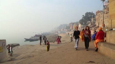 Varanasi havuzda, geçen kişiden
