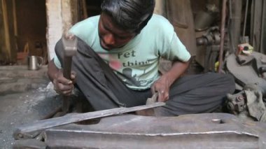 Adam bir bıçak şekiller