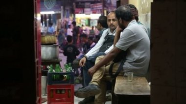 Oturan üç Hint adam