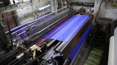 atölyede dokuma makineleri