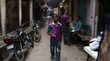 İnsanlar dar cadde Varanasi '.