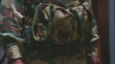 Geçen üniformalı erkekler