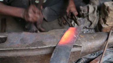 Adam bir bıçak şekiller