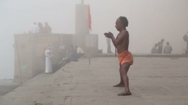 Pratik Yoga Ganj kıyısında, adam