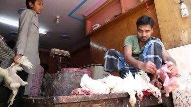 Vücut parçaları ayıran adam