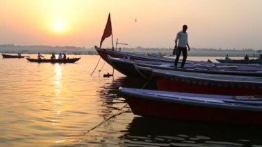 Teknede yürüyen adam