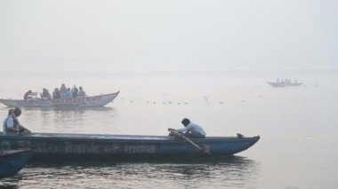 Tekne kürek erkek ve oturan yolcular ile