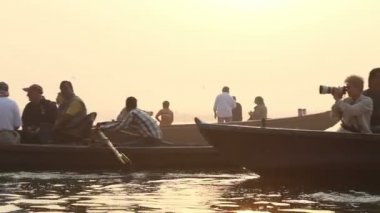 İnsanlar Ganj Nehri yelkenli tekneler