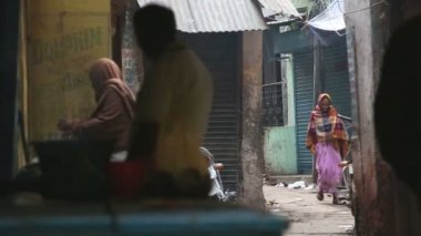 İnsanlar sokak geçit