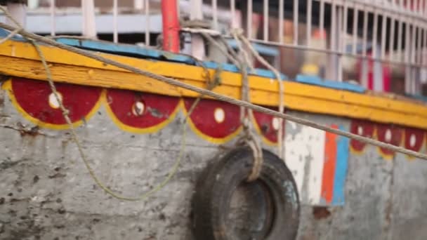 Kleurrijke boot op de rivier de Ganges. — Stockvideo