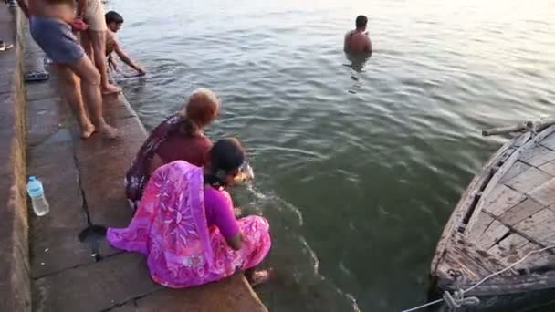 Mujeres sentadas en ghats — Vídeo de stock