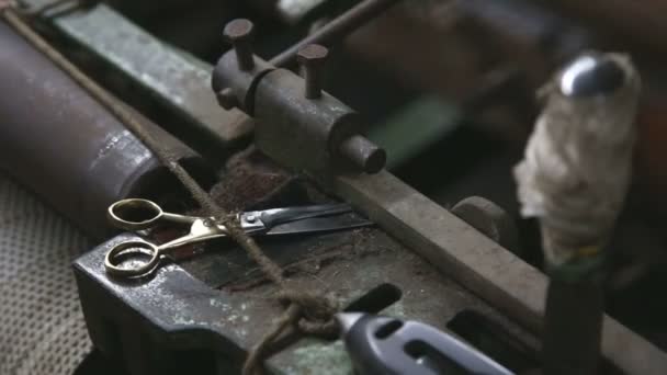 Tesoura em uma máquina de tecelagem de trabalho — Vídeo de Stock