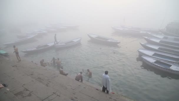 Hommes se douchant dans la rivière Ganges — Video