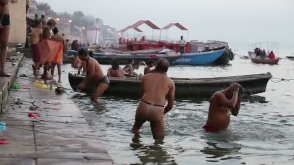 People bathing on the ghats — Stock Video