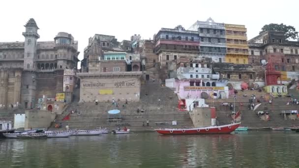 Ganges ghat et bâtiments  . — Video