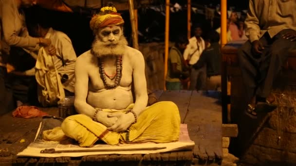 Hindú sadhu santo hombre meditando — Vídeos de Stock
