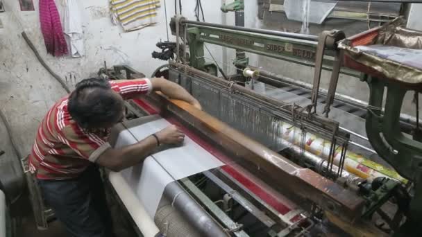 Człowiek działa na tkactwo maszyna — Wideo stockowe