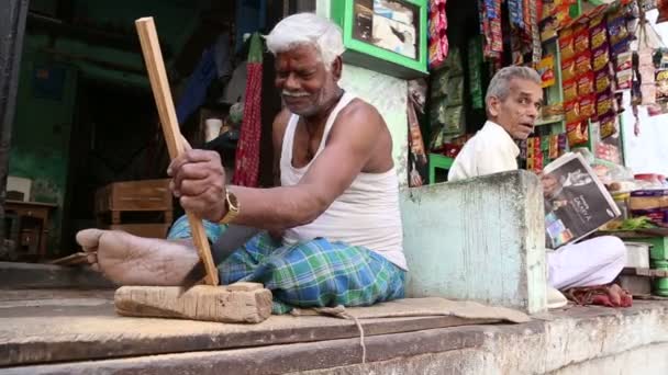 Hombre aserrando una herramienta — Vídeo de stock