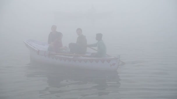 Gente in barca che cavalca nella nebbia — Video Stock