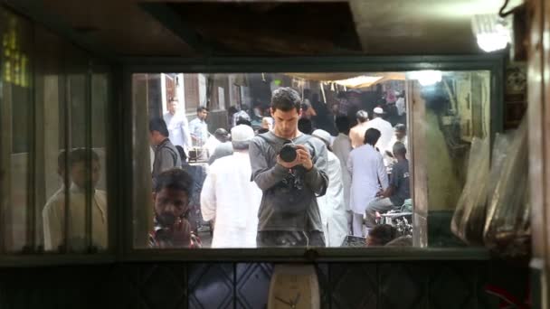 Kalabalık cadde bir fotoğraf çekici adam — Stok video