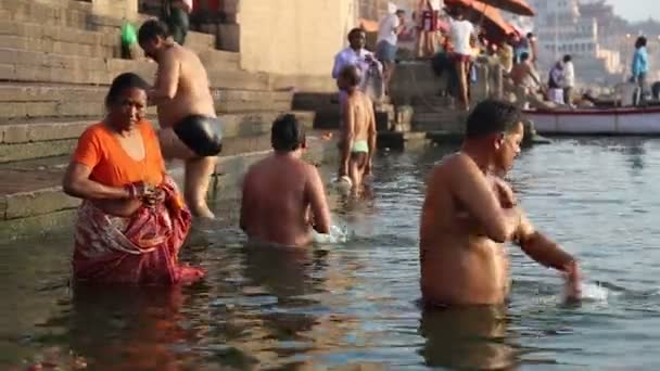 Pessoas que tomam banho no rio Ganges — Vídeo de Stock