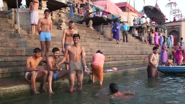 Anak muda di ghats — Stok Video