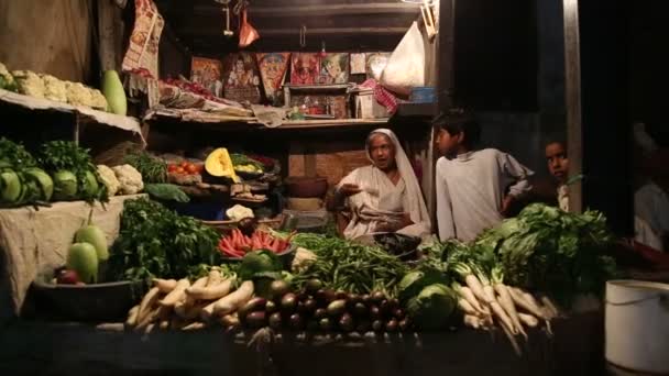 Indiase vrouw en kinderen op de markt — Stockvideo