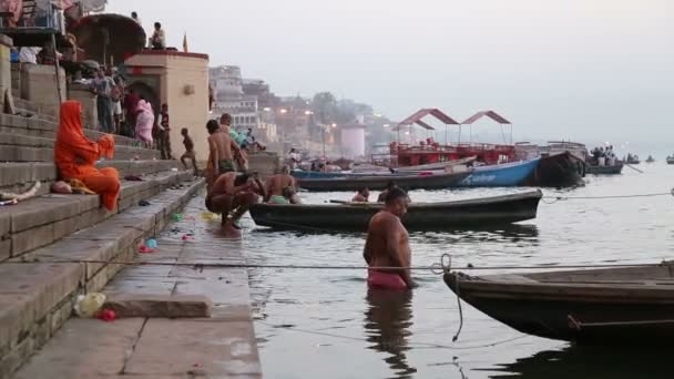 Menschen, die auf den Ghats baden — Stockvideo