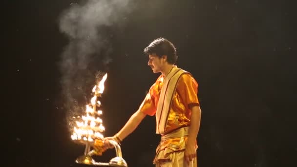 Sacerdote hindú actuando con fuego — Vídeo de stock