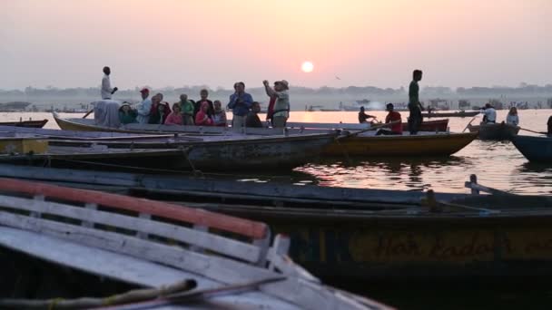 Människor segling genom floden Ganges — Stockvideo