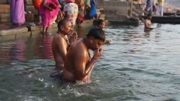 남자 목욕 하 고 기도 — 비디오