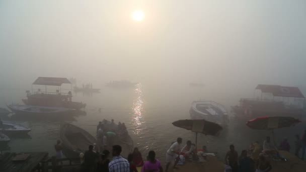 Baie brumeuse de la rivière Ganges — Video