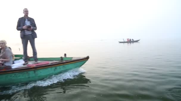 Boot vol met mensen passeren langs de rivier — Stockvideo