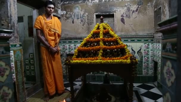 Homem hindu rezando — Vídeo de Stock