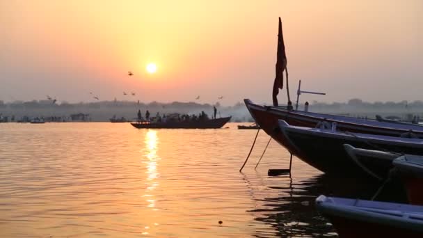 Лодки на реке Ганг — стоковое видео