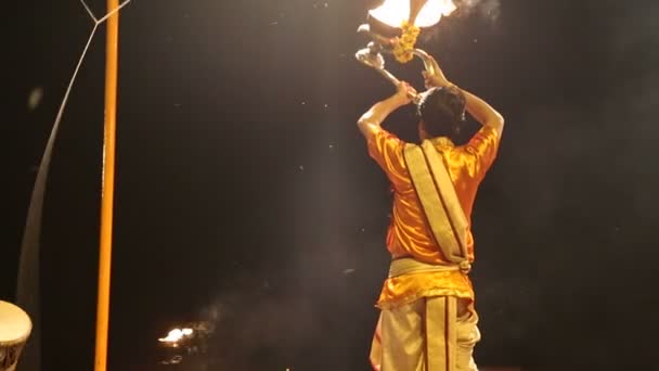 Индуистский священник, выступающий с огнем — стоковое видео