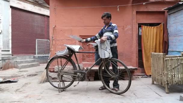 Springpojke med cykel sortera tidningar — Stockvideo