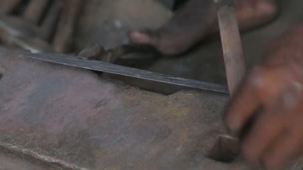 Mann schärft ein Werkzeug — Stockvideo
