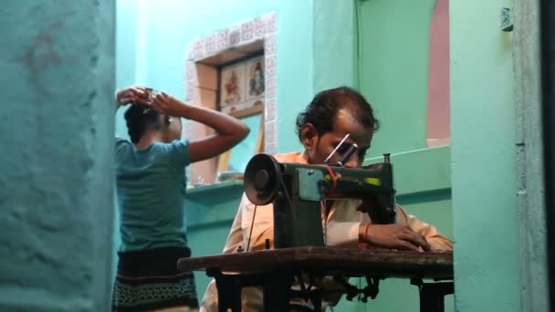 Adam bir dikiş makinesi dikiş — Stok video