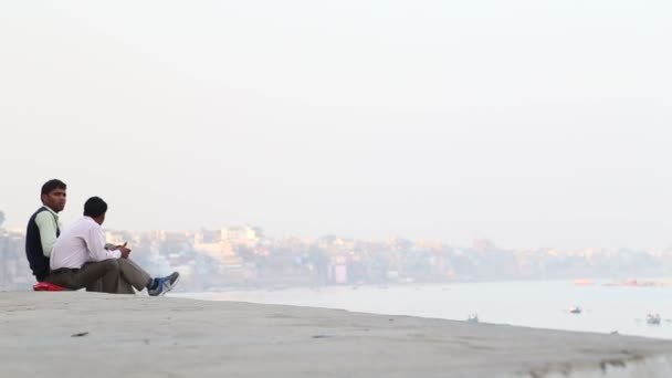 Homens sentados nos ghats do Ganges . — Vídeo de Stock