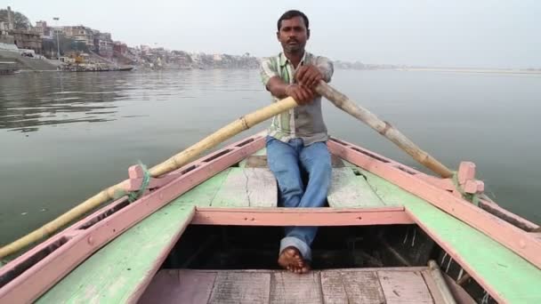 Mann rudert im Boot — Stockvideo
