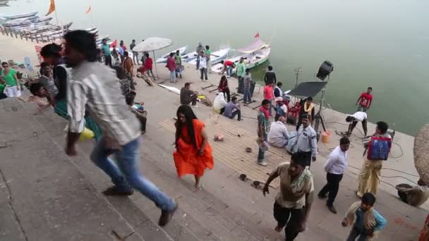 Gente filmando video en ghat — Vídeos de Stock