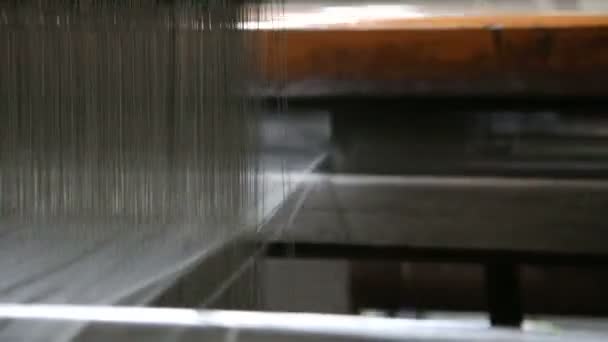 Threads connecting on a weaving machine — Stock Video