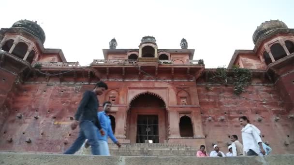 Frentes del templo en Varanasi — Vídeo de stock