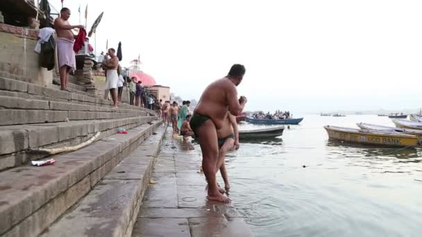 Personer bad på ghats — Stockvideo